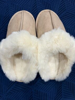 Plush Faux-Fur Lined Women's Slip-On Slippers in Cream